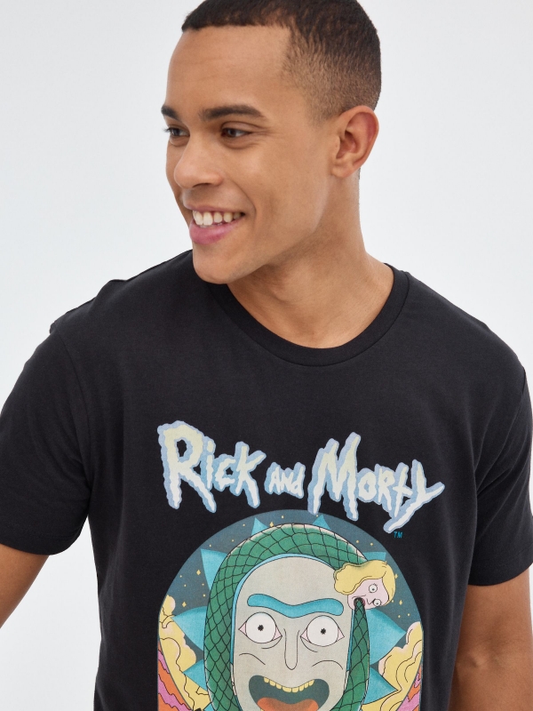 T-shirt Rick&Morty print preto vista detalhe