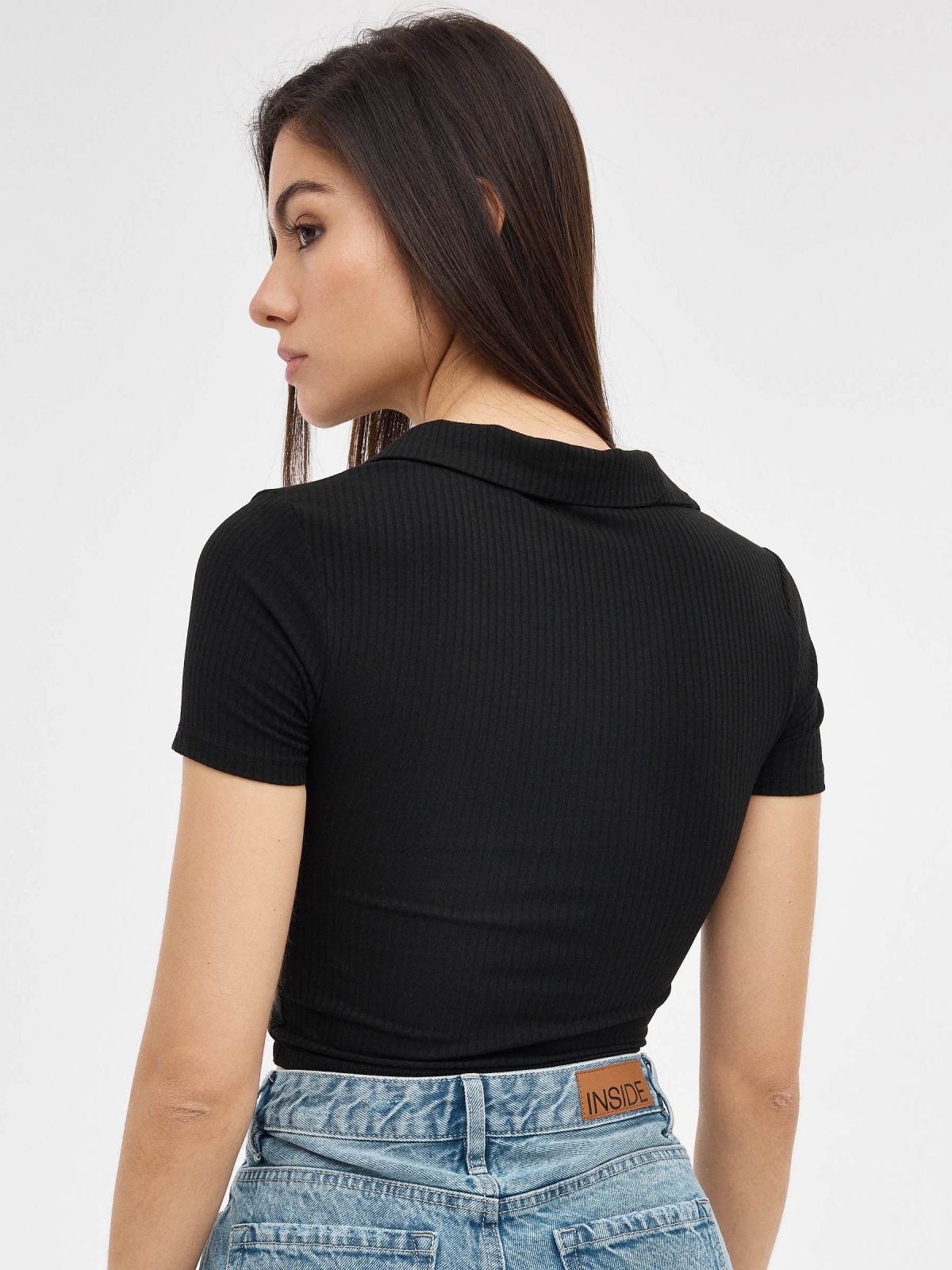T-shirt de pescoço polo preto vista meia traseira