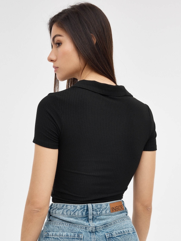 T-shirt de pescoço polo preto vista meia traseira