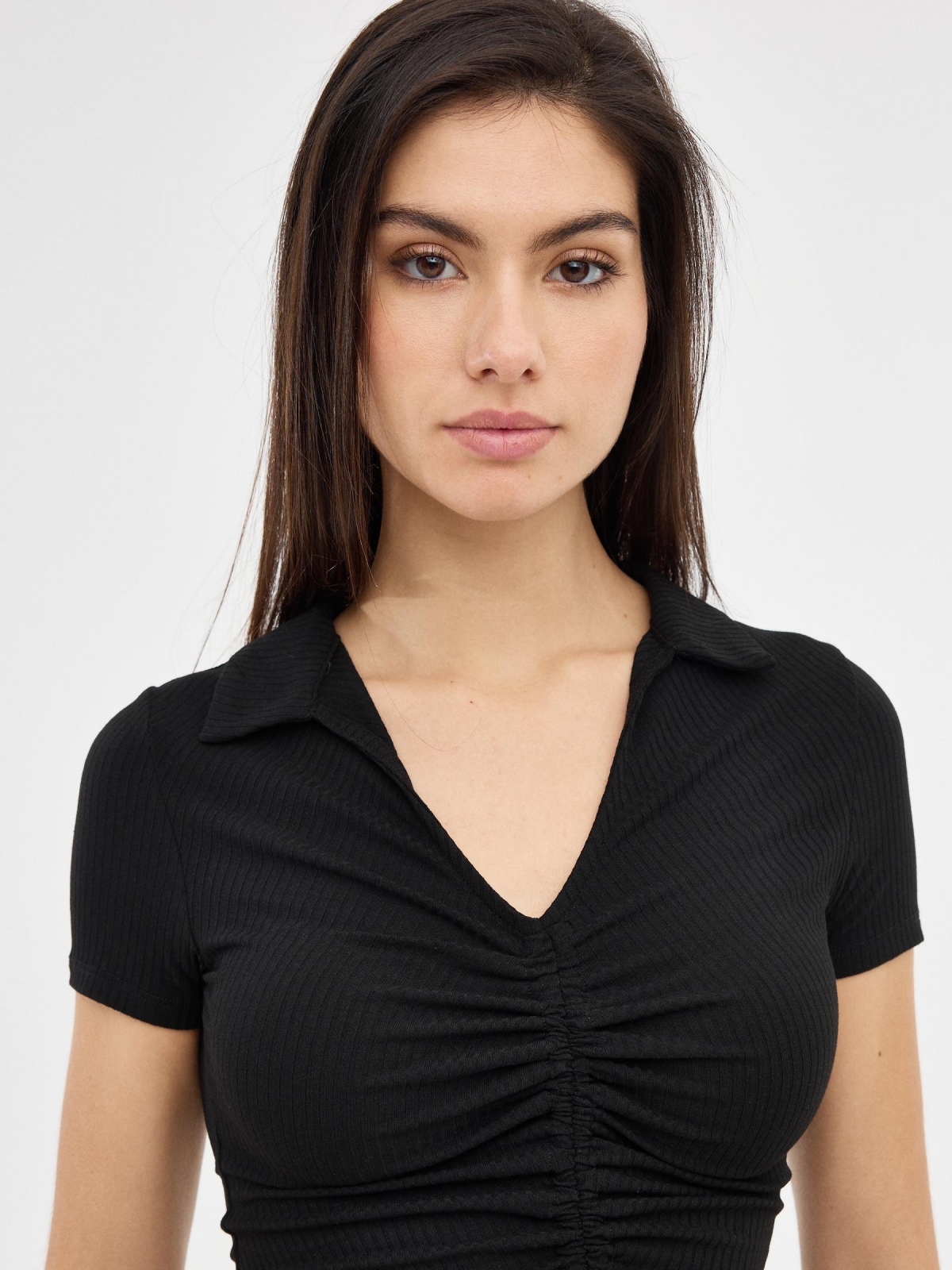 T-shirt de pescoço polo preto vista detalhe