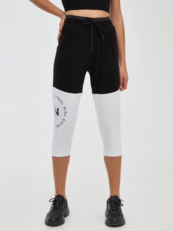Pantalón jogger color block negro vista media trasera