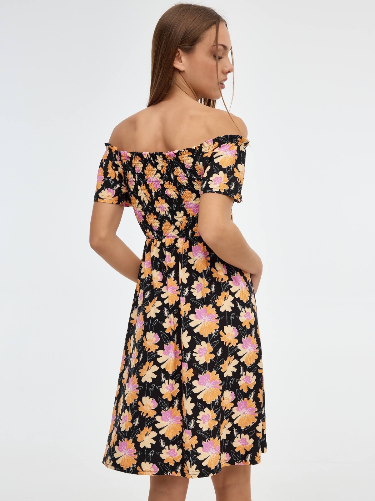Mini vestido floral decote recto preto vista meia traseira