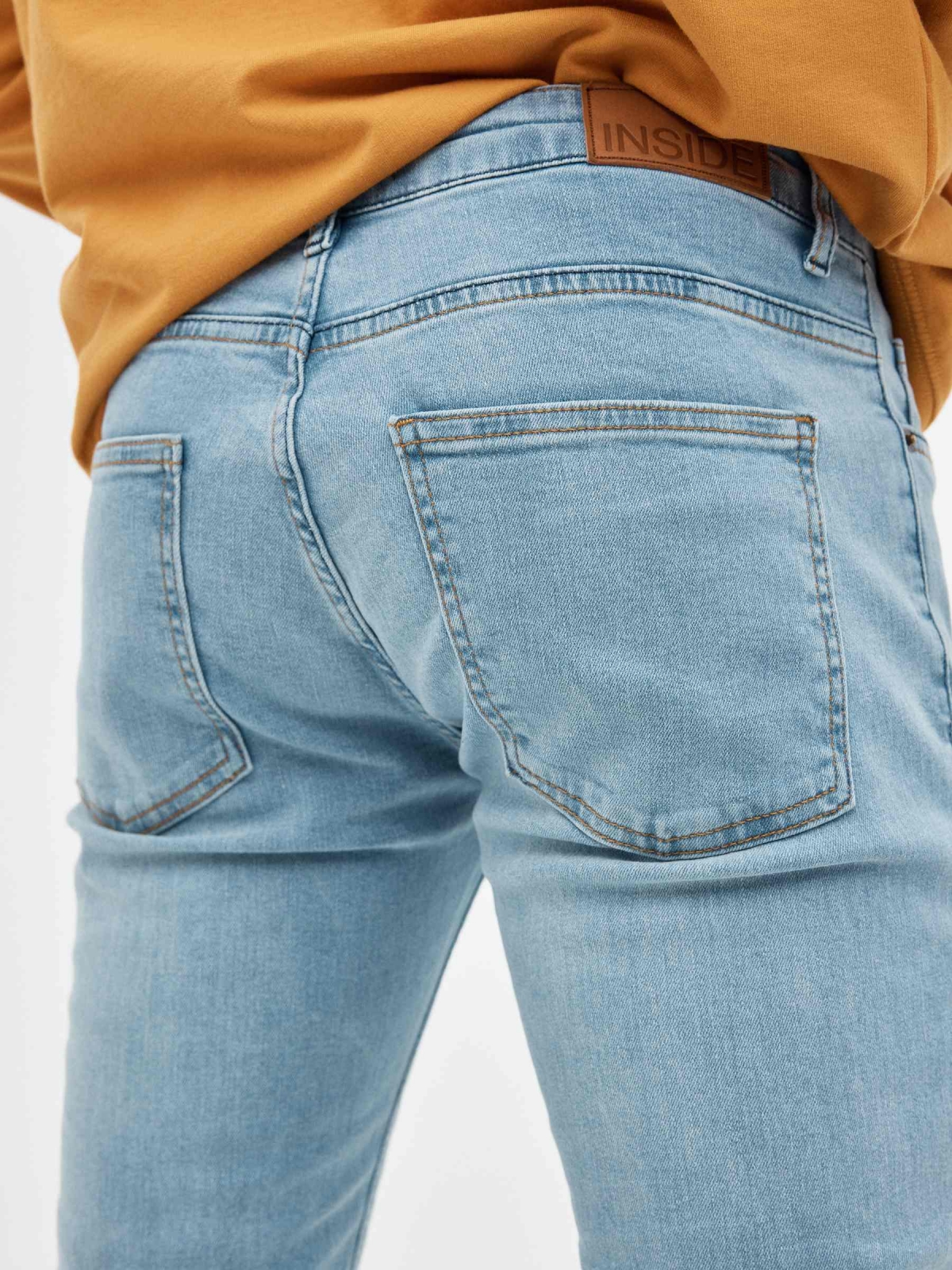 Jeans Super Slim azul claro mostaza vista detalle