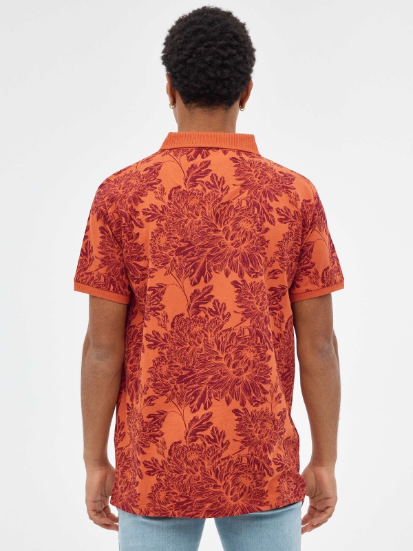 Camisa pólo com estampas florais terracota vista meia traseira