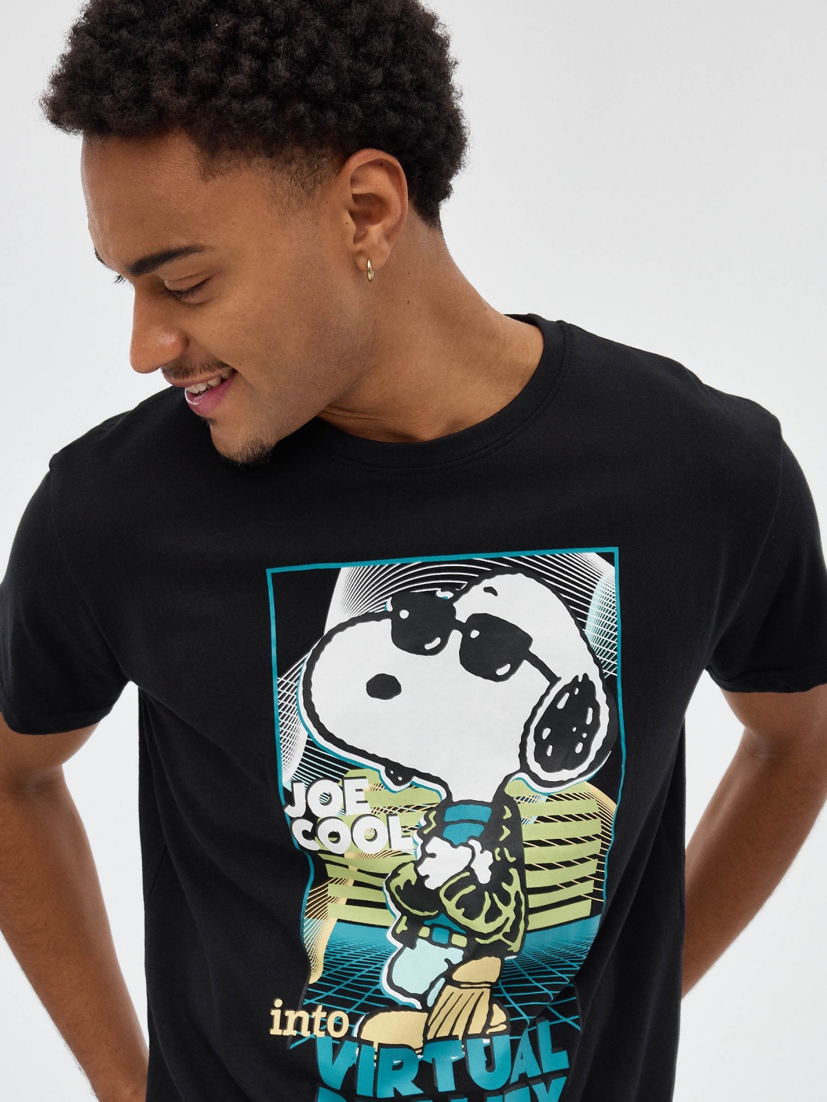 T-shirt Snoopy preto vista detalhe