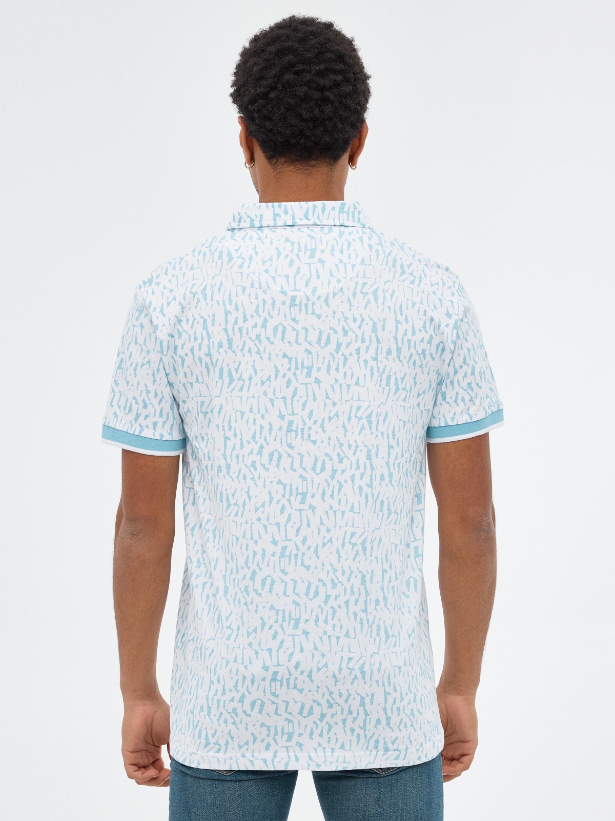 Camisa pólo impressa por carta azul claro vista meia traseira