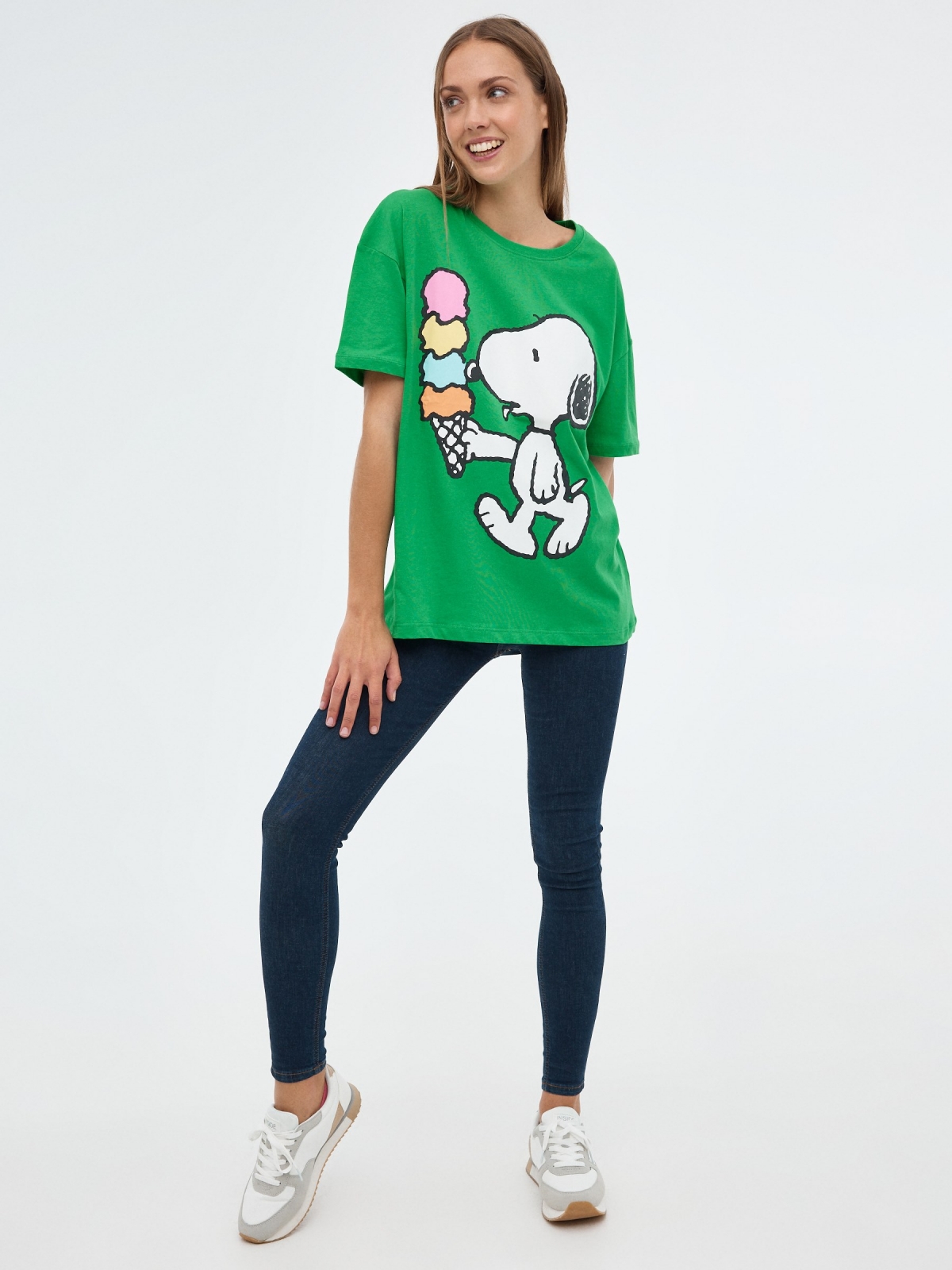 T-shirt oversize Snoopy verde vista geral frontal