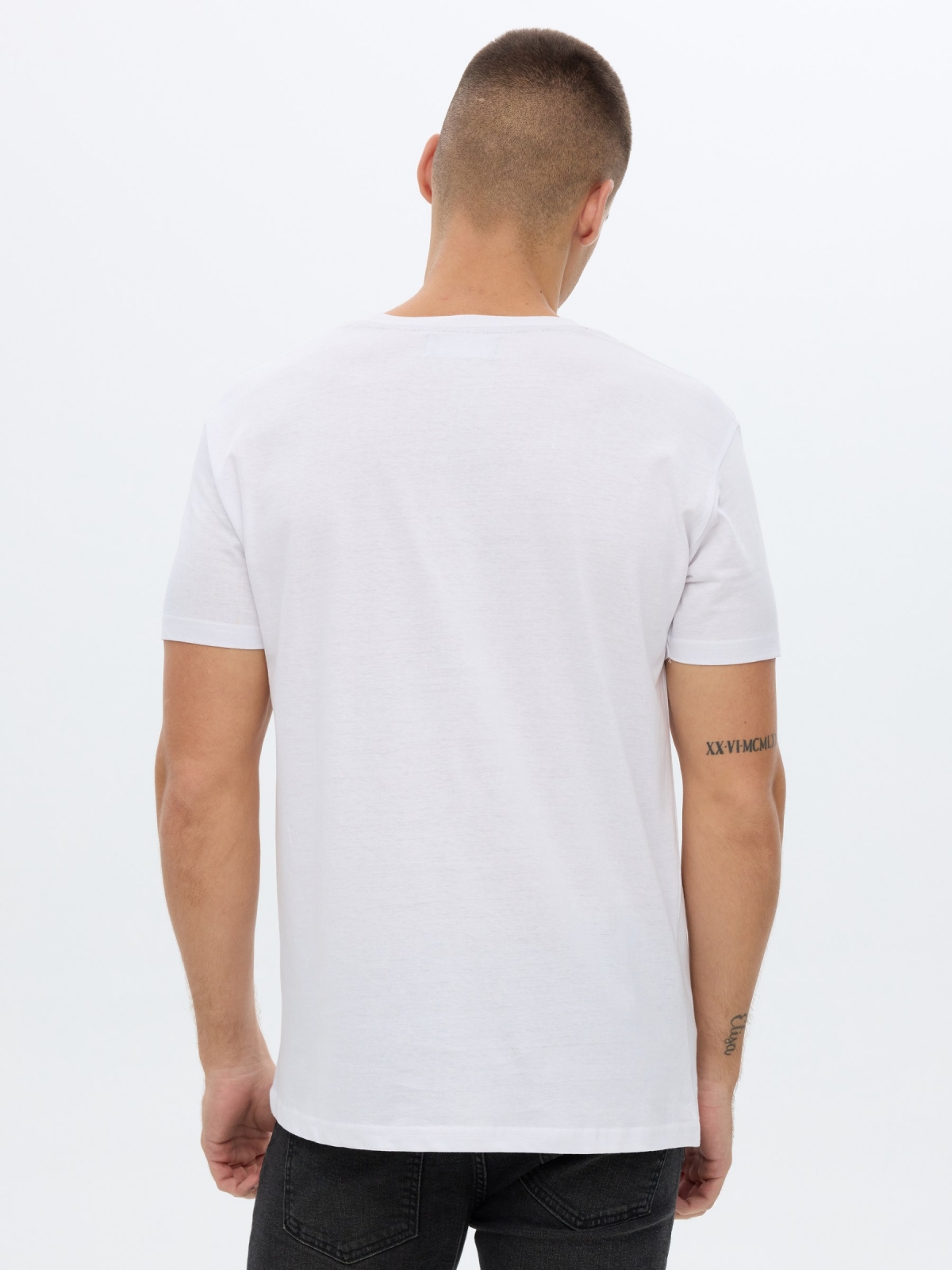 Camiseta estampado calavera blanco vista media trasera