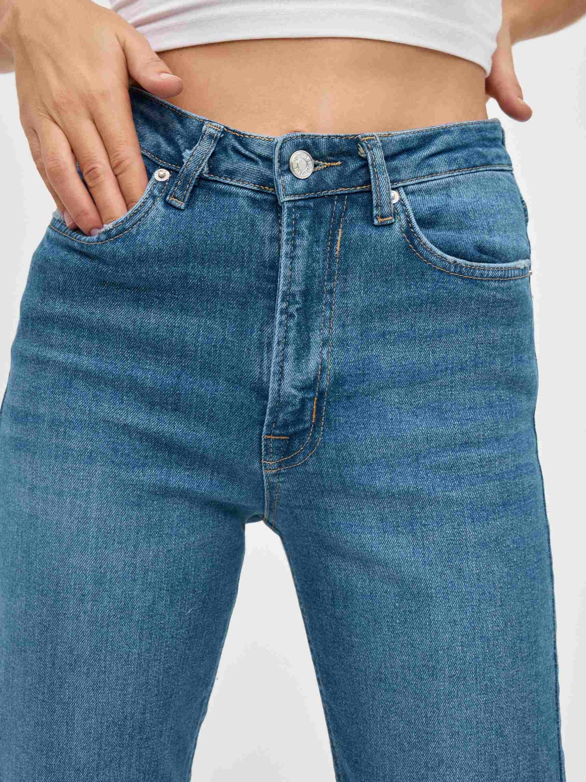 Mom slim jeans blue detail view