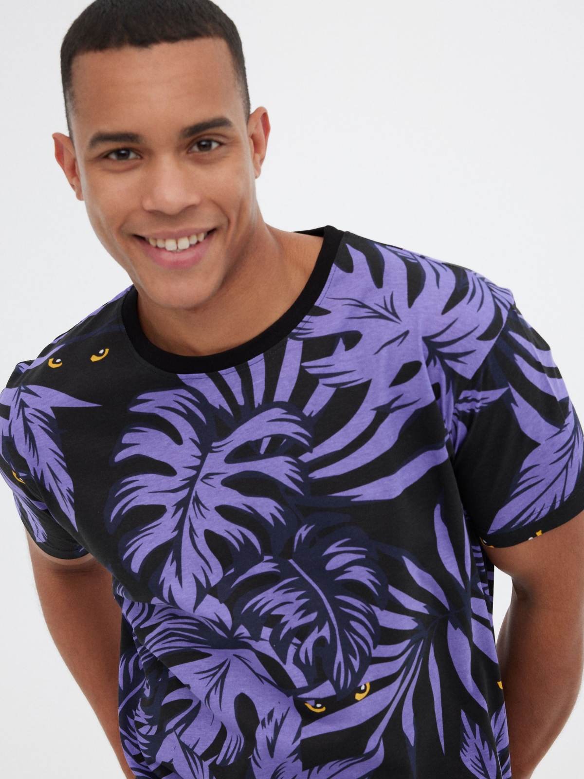 Camiseta tropical morada negro vista detalle
