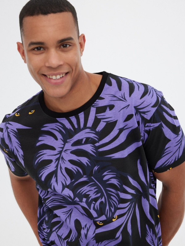 T-shirt tropical púrpura preto vista detalhe