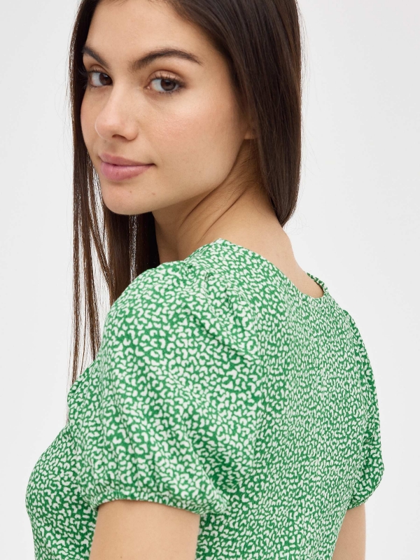 T-shirt impressa com lacagem verde vista detalhe