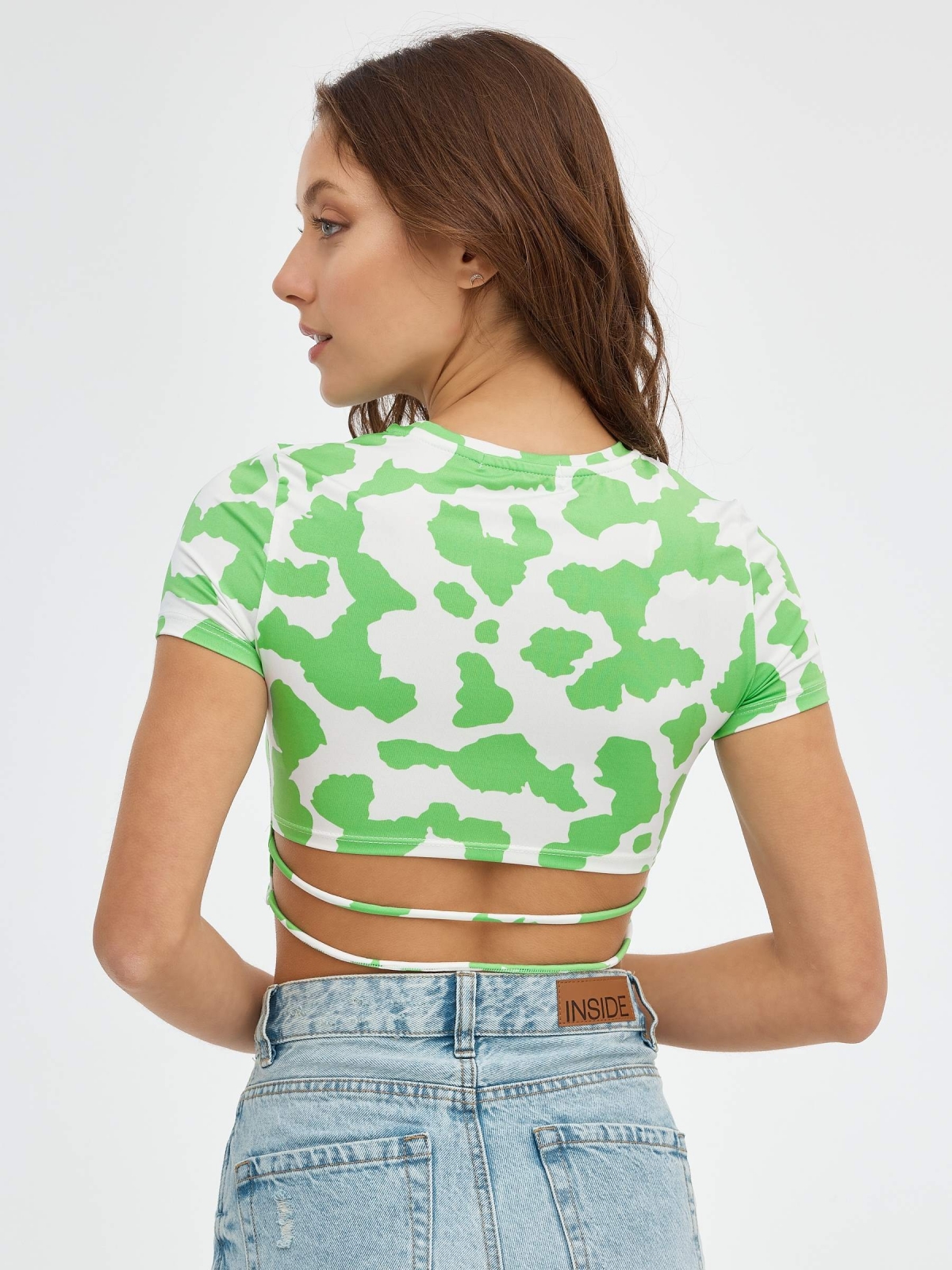 T-shirt de cultivo com alças nas costas multicolorido vista meia traseira