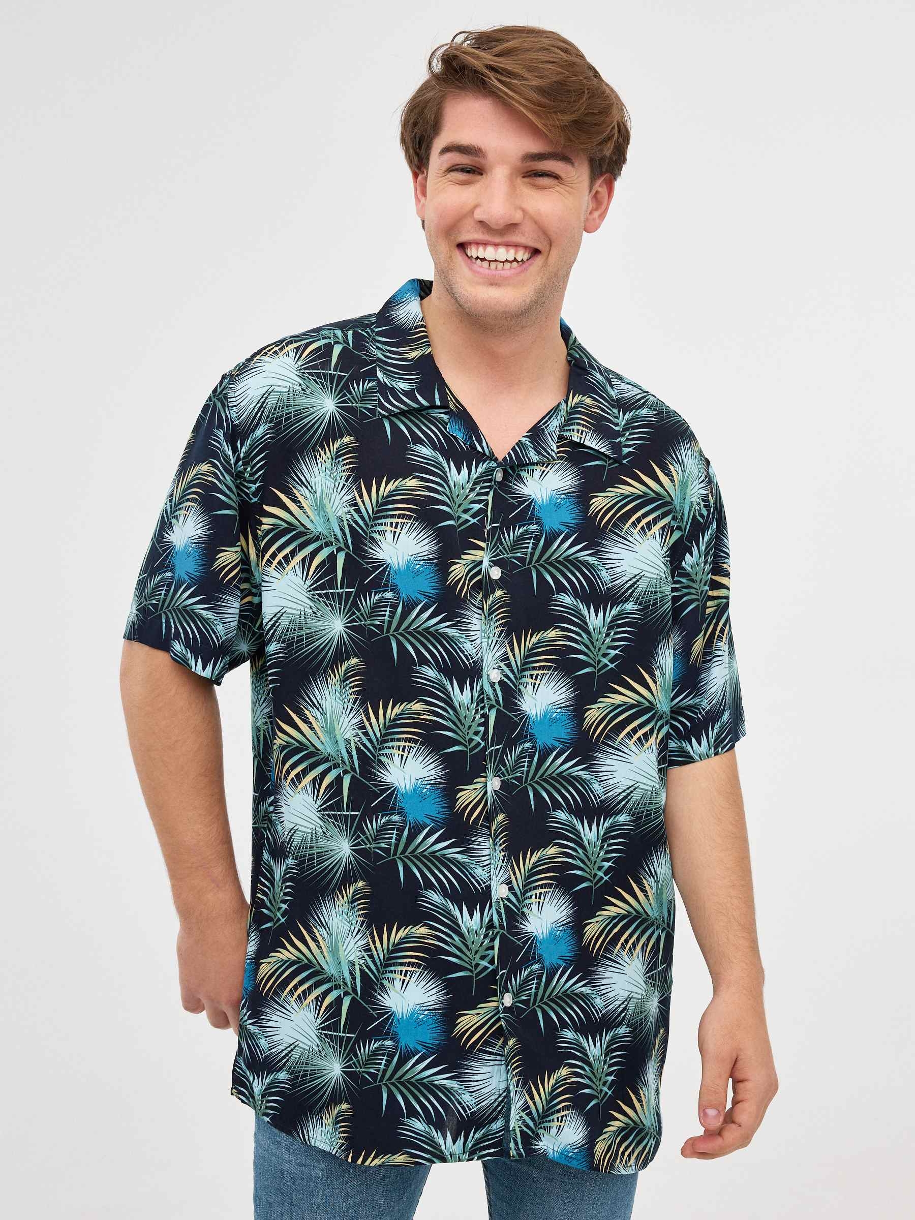 Camisa com estampas de folhas pretas azul marinho vista meia frontal