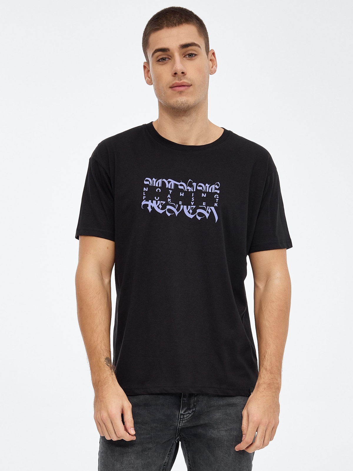 T-shirt  impresso preto vista meia frontal