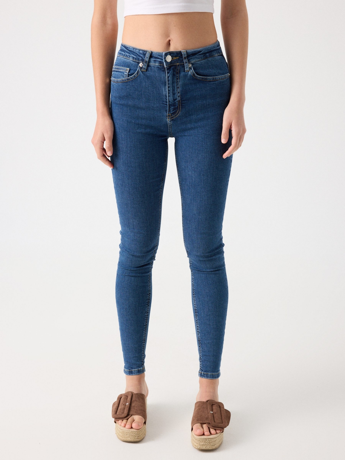 Jeans skinny básico tiro alto azul vista media frontal
