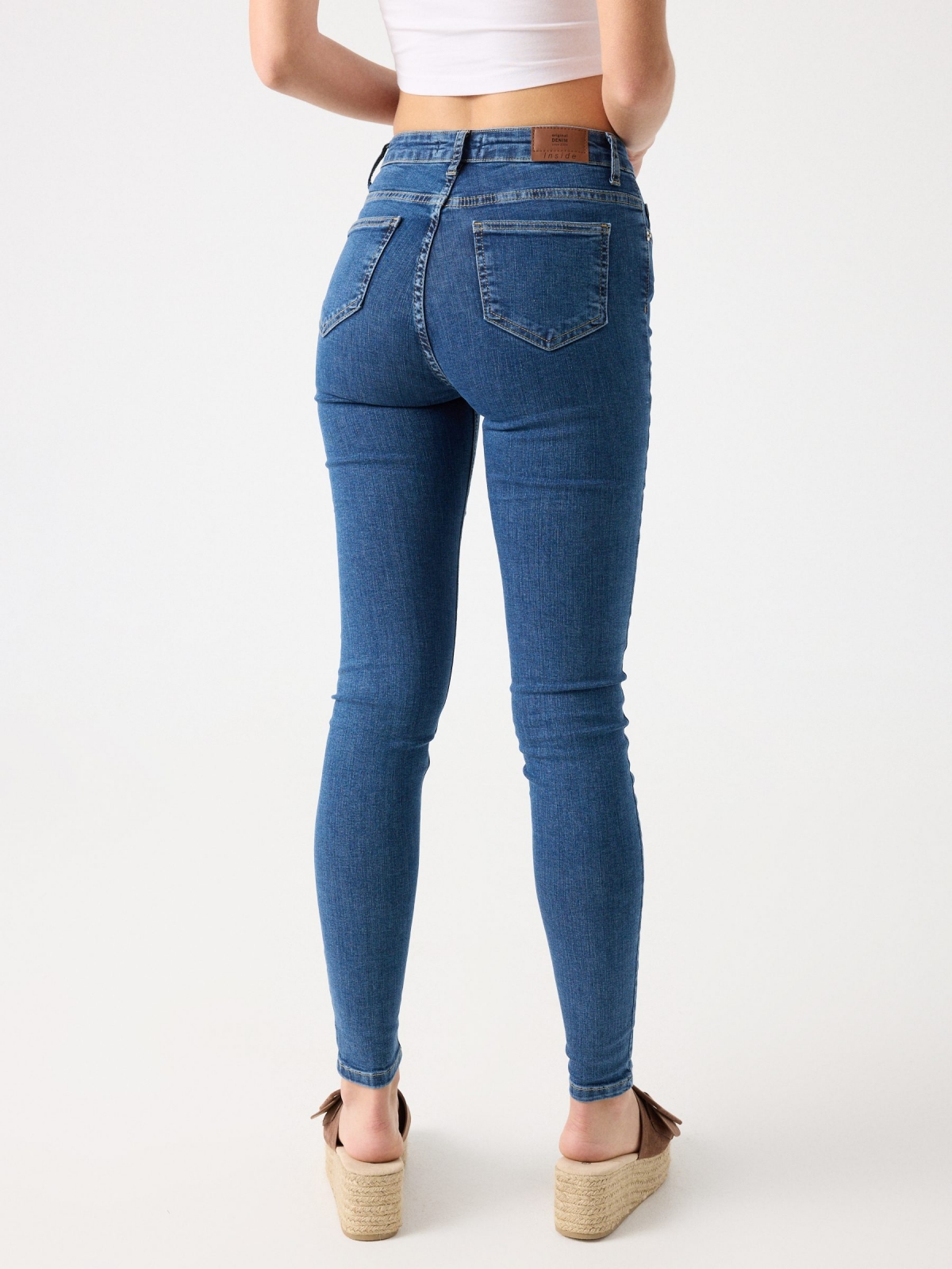 Jeans skinny básico cintura alta azul vista meia traseira