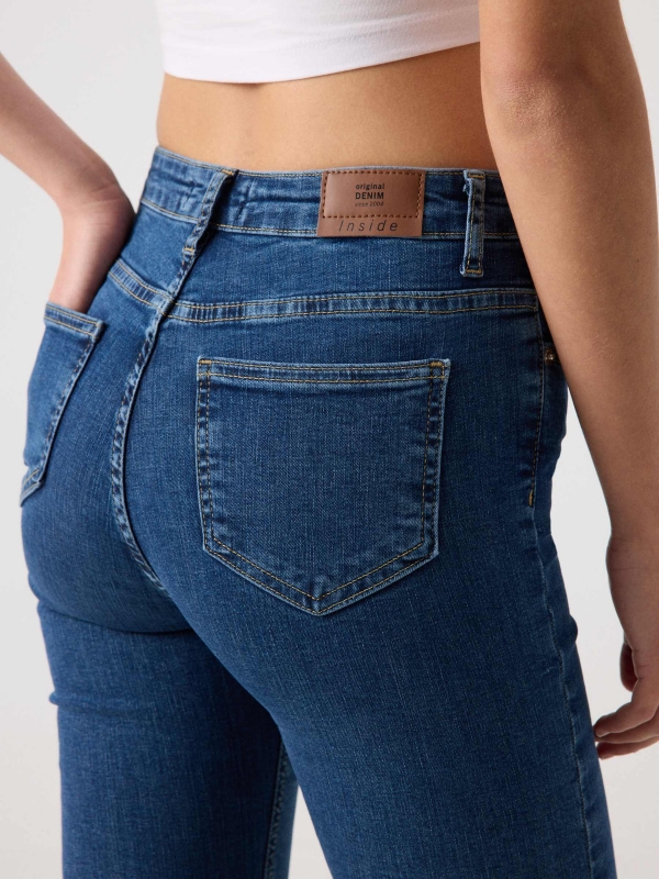 Jeans skinny básico tiro alto azul vista detalle