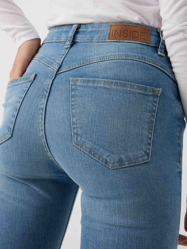 Jeans skinny push-up de cintura alta azul aço vista detalhe
