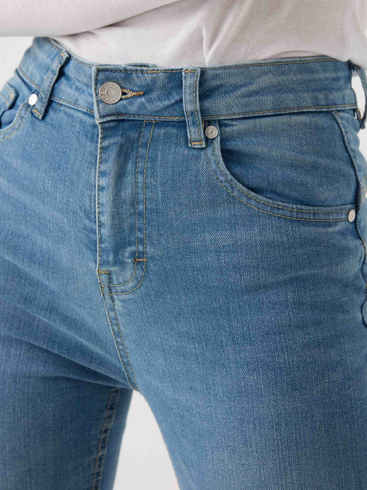 Jeans skinny push-up de cintura alta azul aço vista detalhe