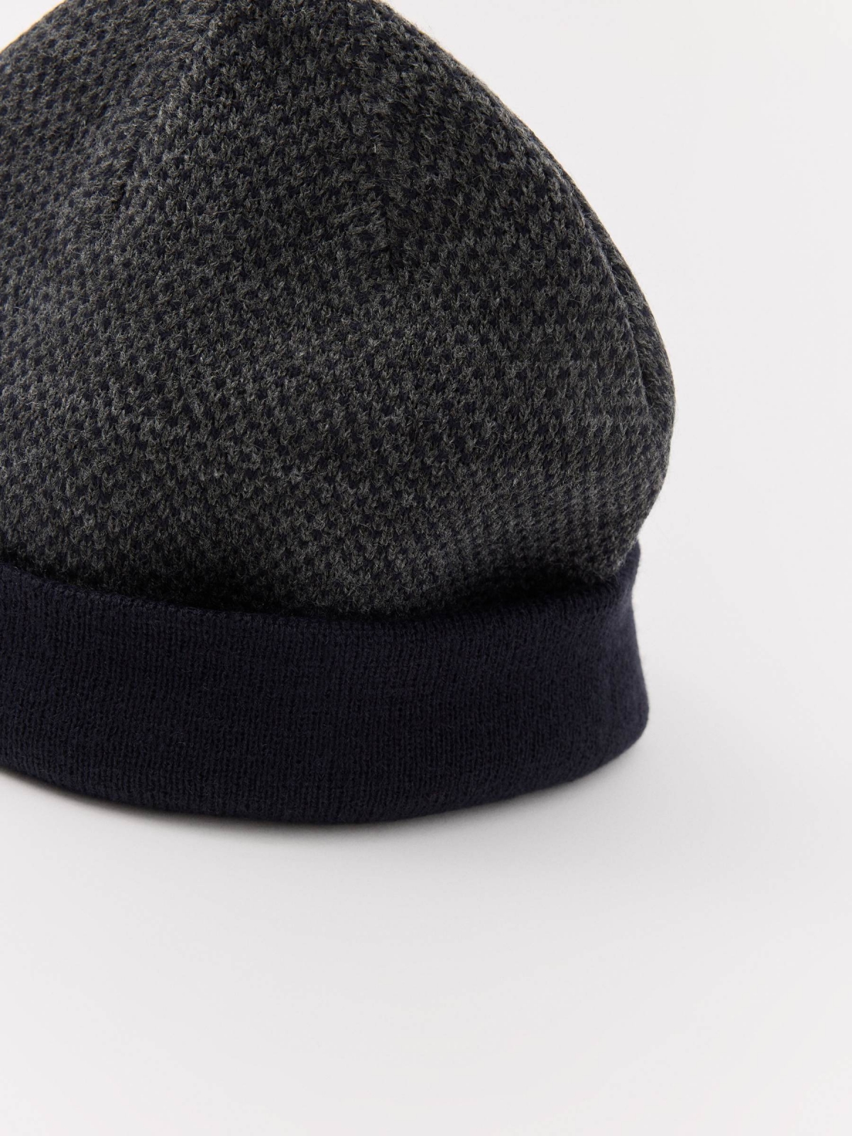 Dark gray cap middle 45º front view