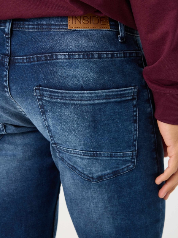 Jeans slim desgastados rotos azul marino vista detalle