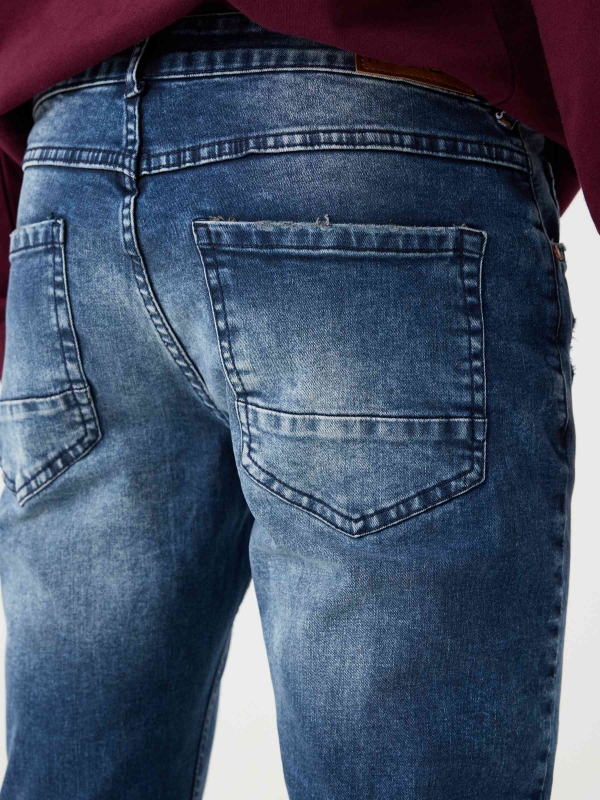 Jeans regular efeito gastado azul marinho vista detalhe