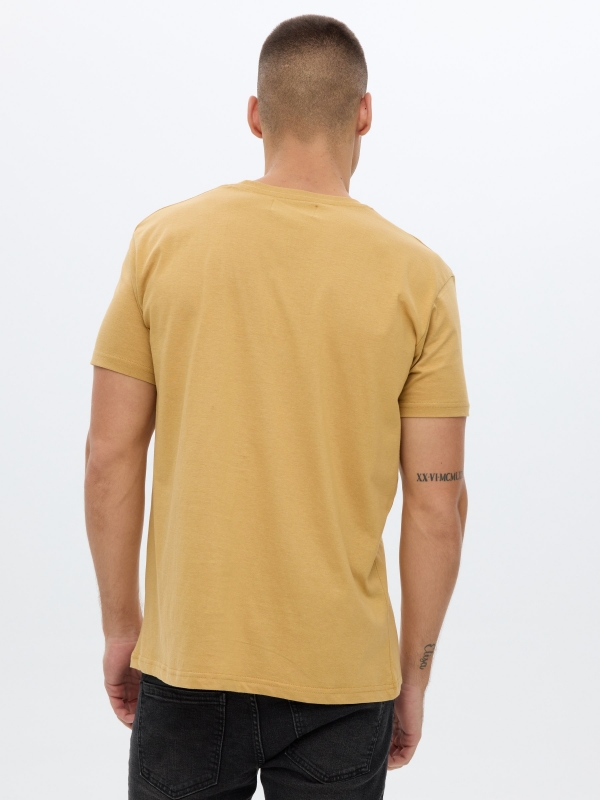 T-shirt com impressão de texto marrom terra vista meia traseira