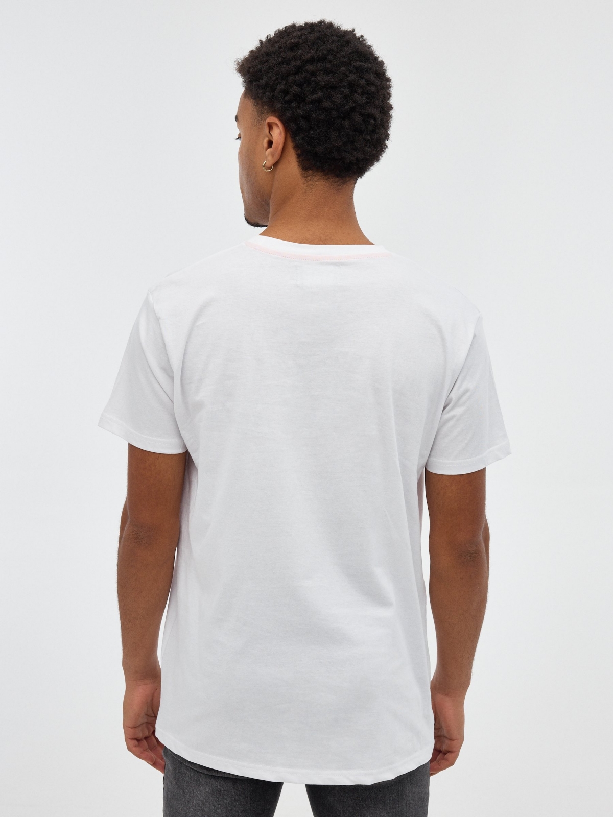 T-shirt impressa em metaverso branco vista meia traseira