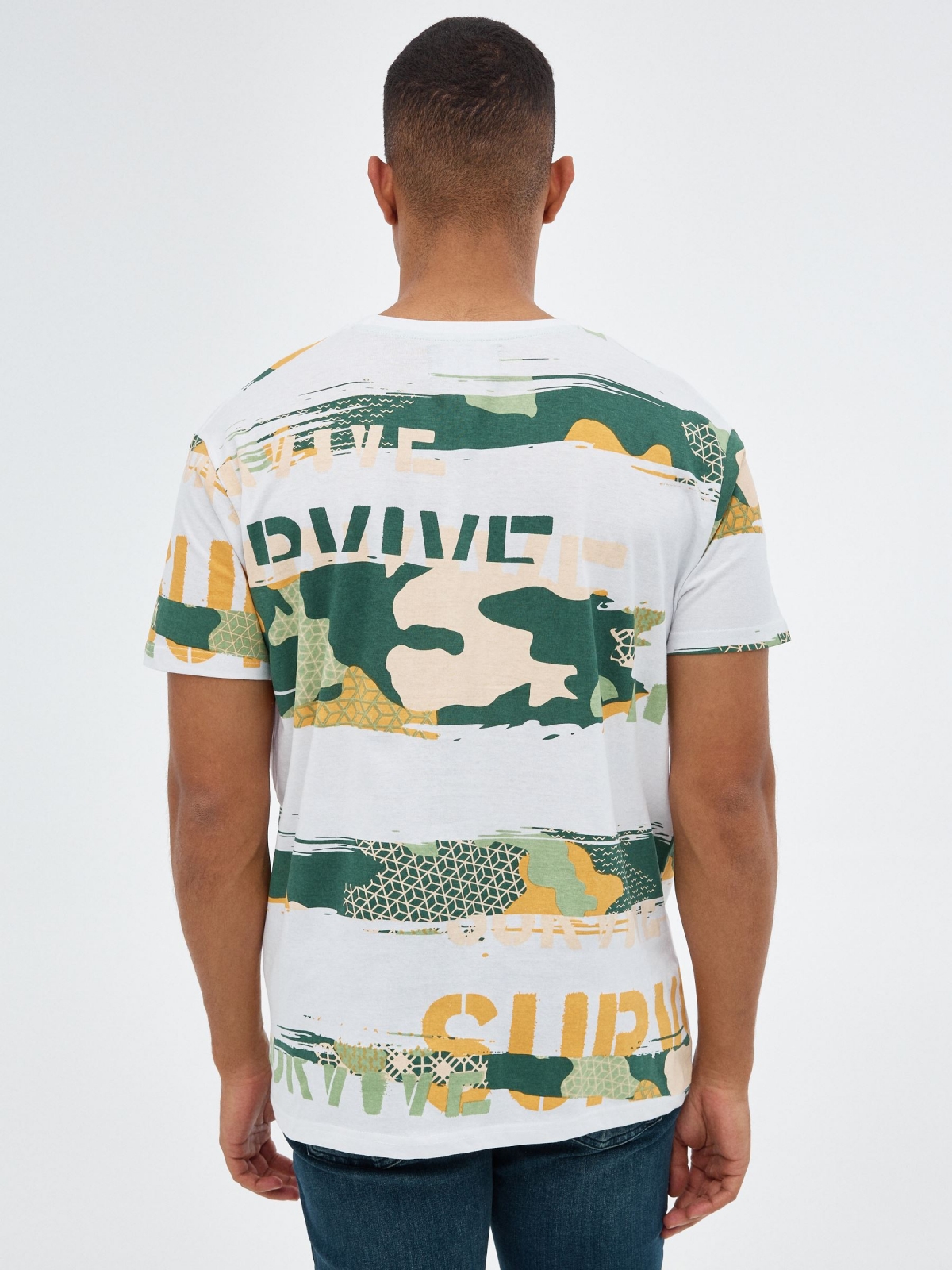 T-shirt de camuflagem de impressão branco vista meia traseira