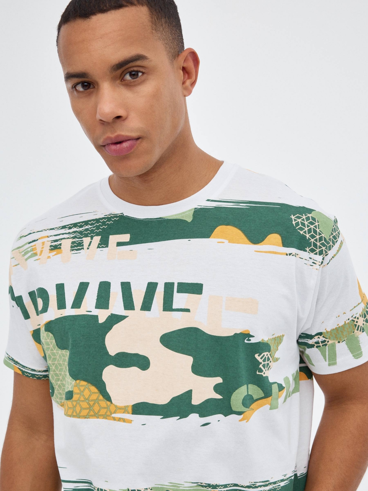 Camouflage print t-shirt white detail view