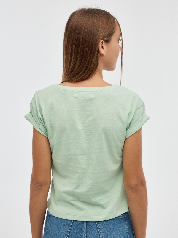 Camiseta blanca con estampado verde claro vista media trasera