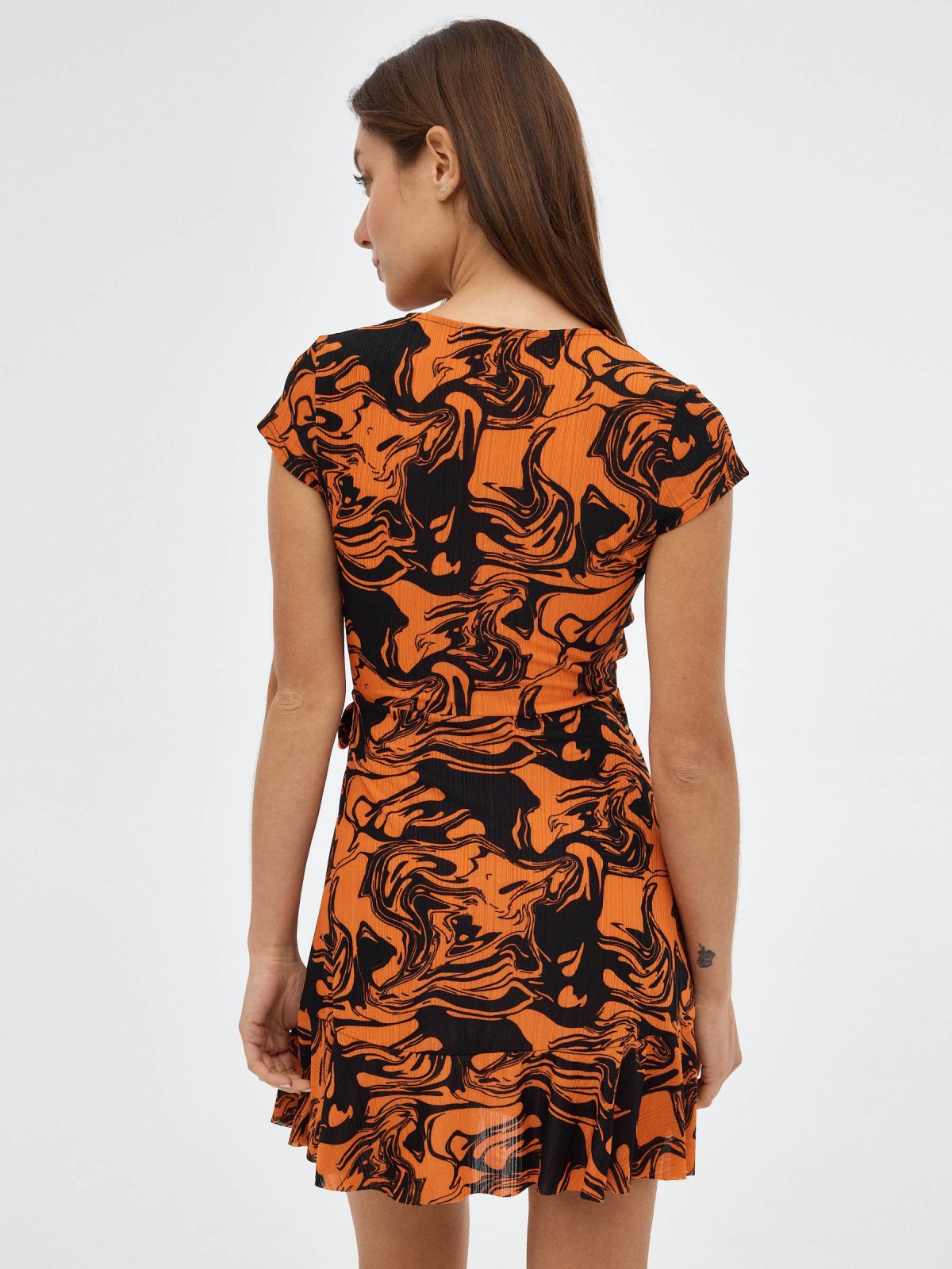 Mini-vestido psicadélico com alças laranja vista meia traseira