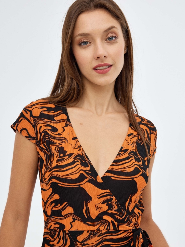 Mini-vestido psicadélico com alças laranja vista detalhe