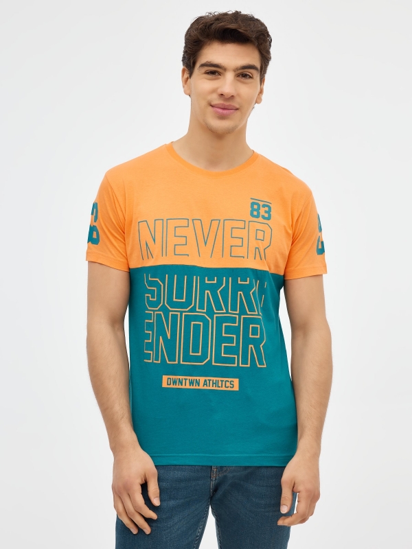 Camiseta color block con texto salmón vista media frontal