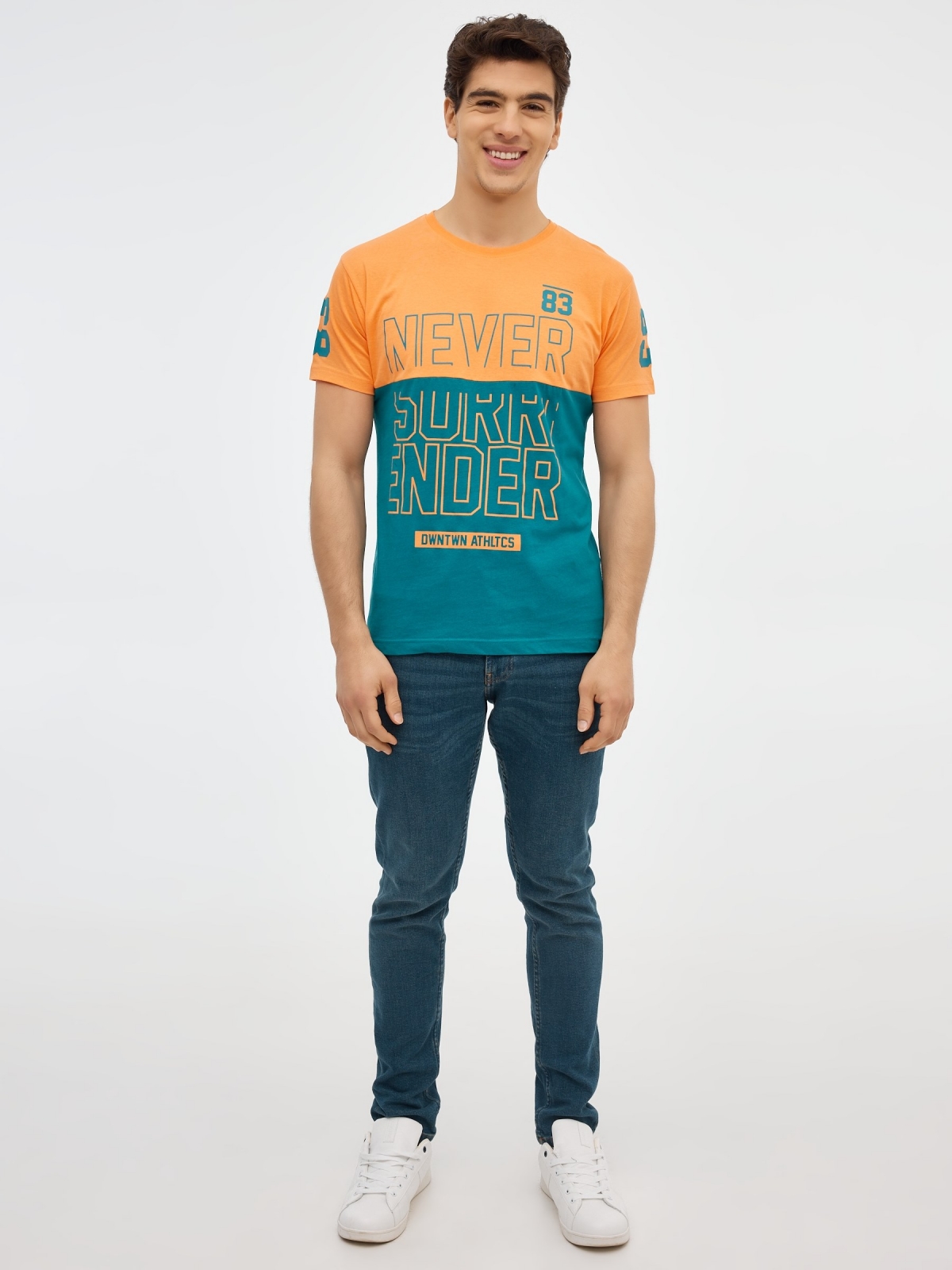 Camiseta color block con texto salmón vista general frontal
