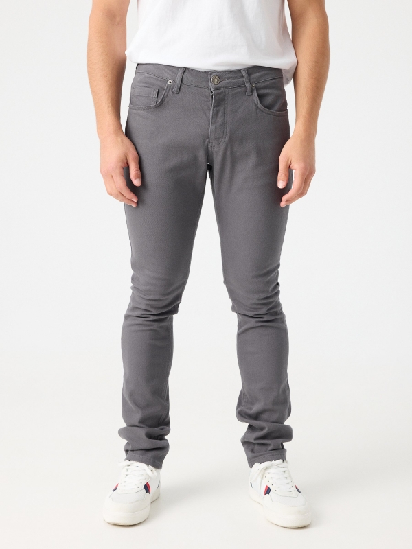 Jeans básico de cinco bolsos cinza vista meia frontal