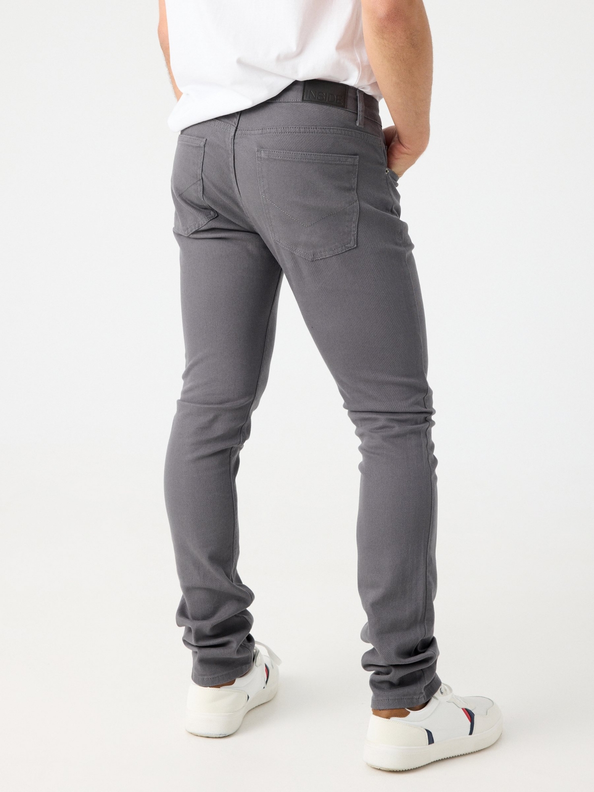 Jeans básico de cinco bolsos cinza vista meia traseira