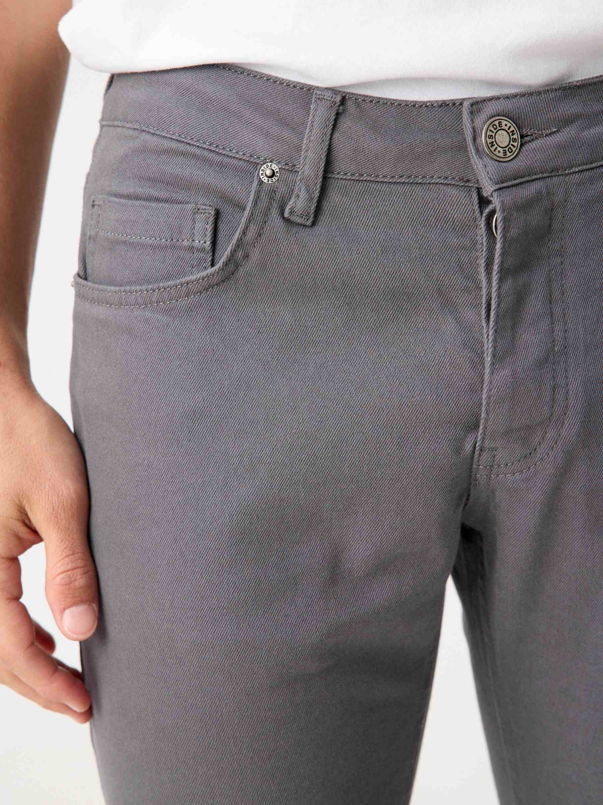 Jeans básico de cinco bolsos cinza vista detalhe