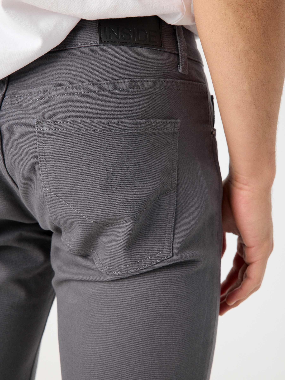Jeans básico cinco bolsillos gris vista detalle