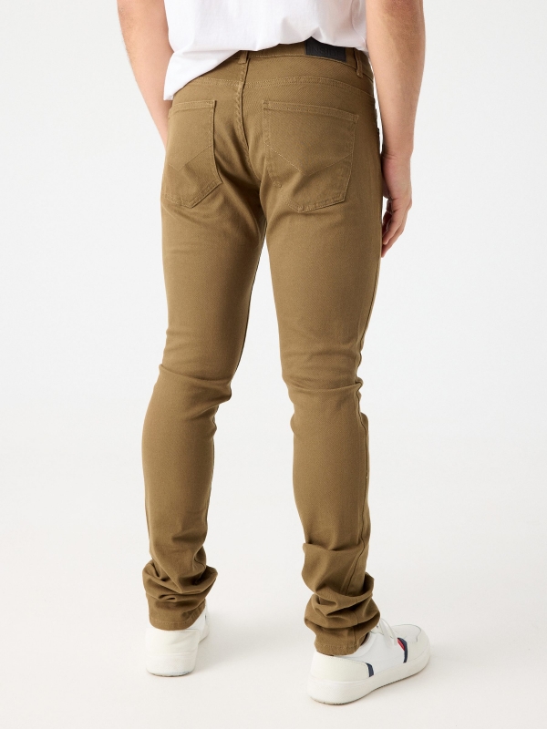 Jeans básico de cinco bolsos camel vista meia traseira