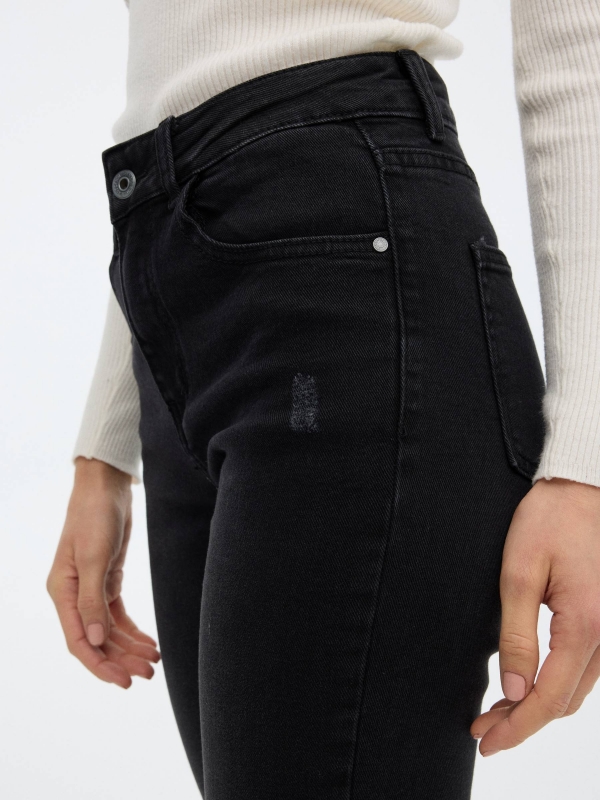 Pantalón skinny desgastado negro vista detalle