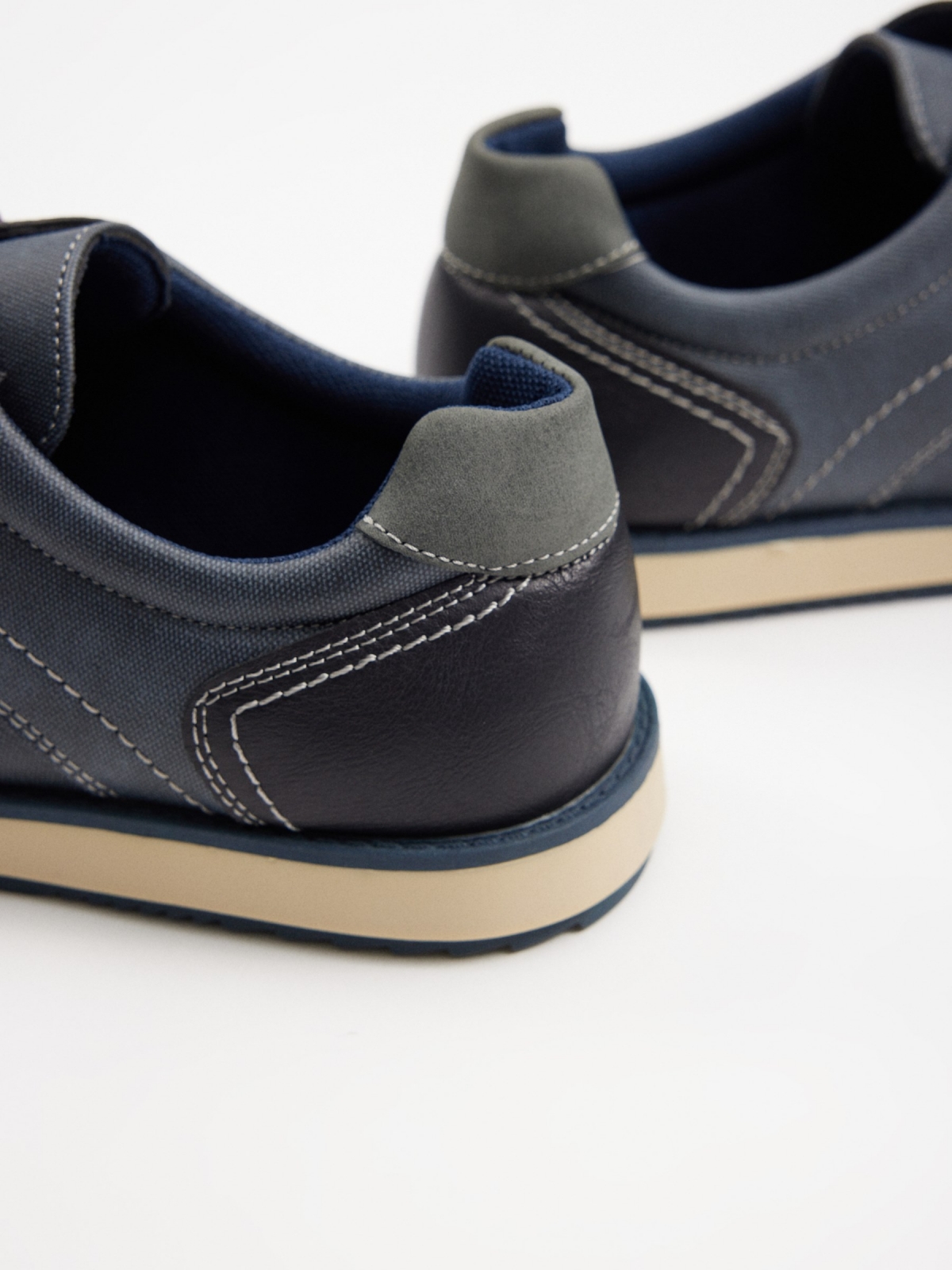 Clássico sapato combinado de blucher azul marinho vista detalhe