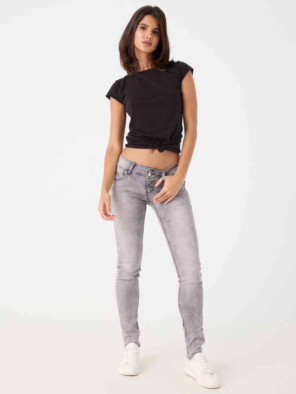 Jeans skinny com cintura baixa e efeito lavado cinza claro vista geral frontal