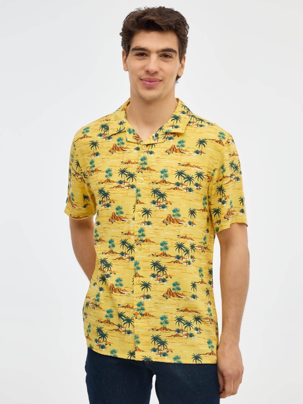 Camisa palmeras total print amarillo vista media frontal