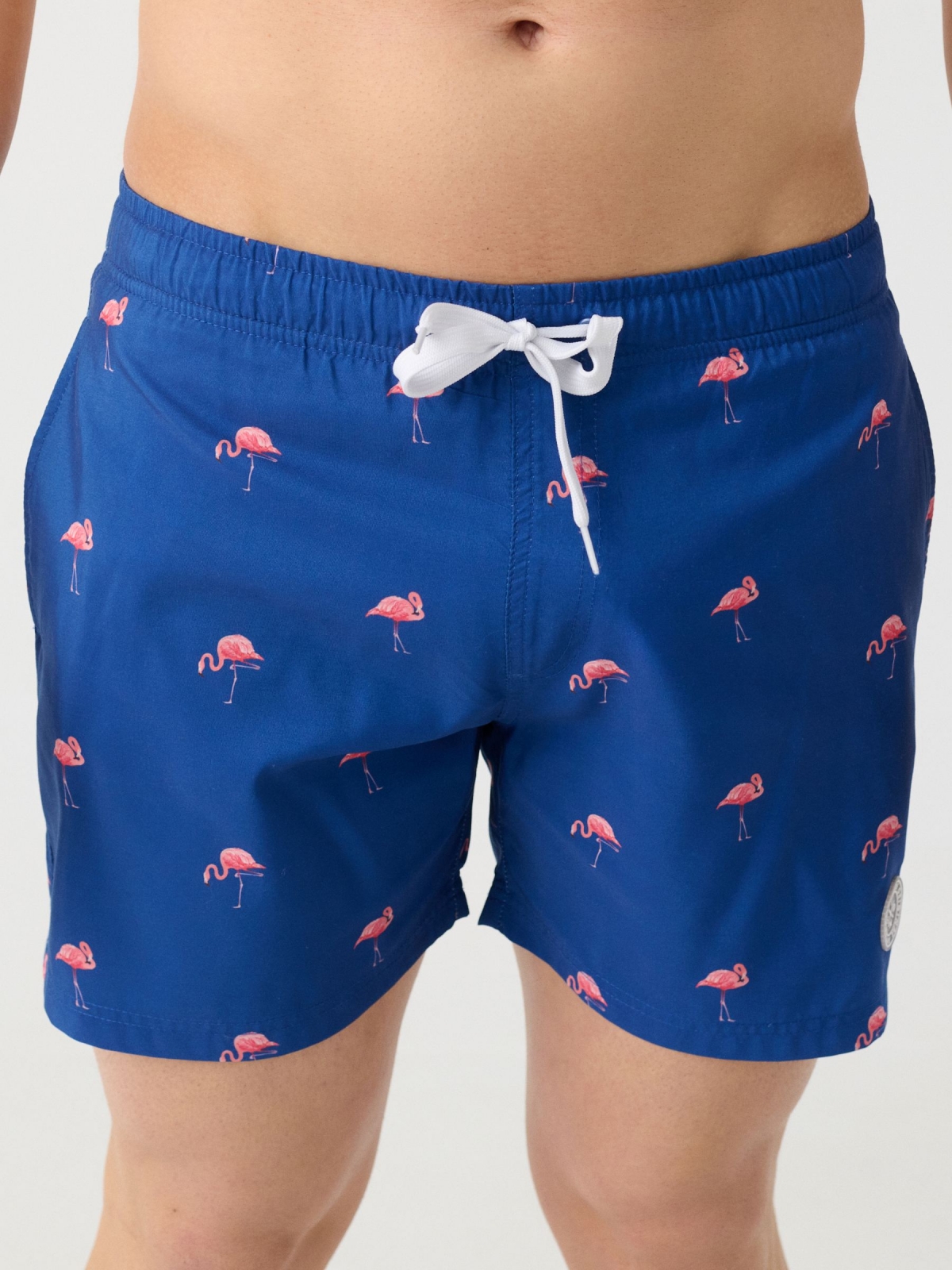 Maiô com estampa de flamingos azul ducados vista detalhe