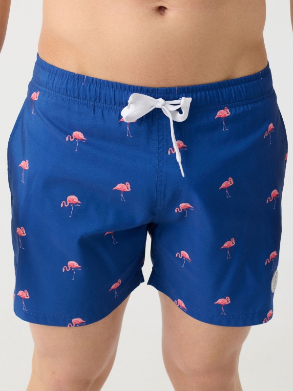 Maiô com estampa de flamingos azul ducados vista detalhe