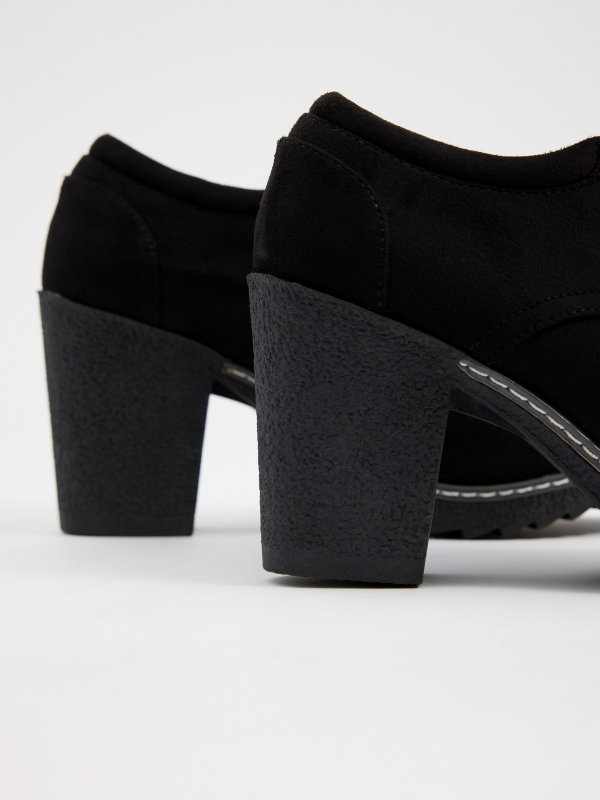 Sapato preto de salto alto com cadarço preto vista detalhe