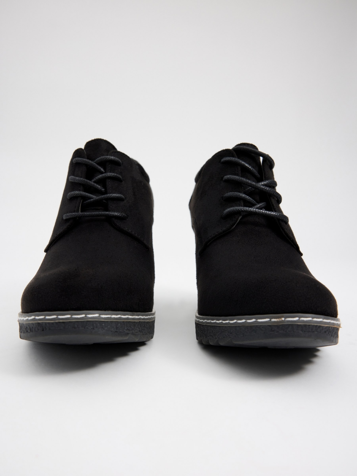Zapato tacón negro cordones negro vista detalle