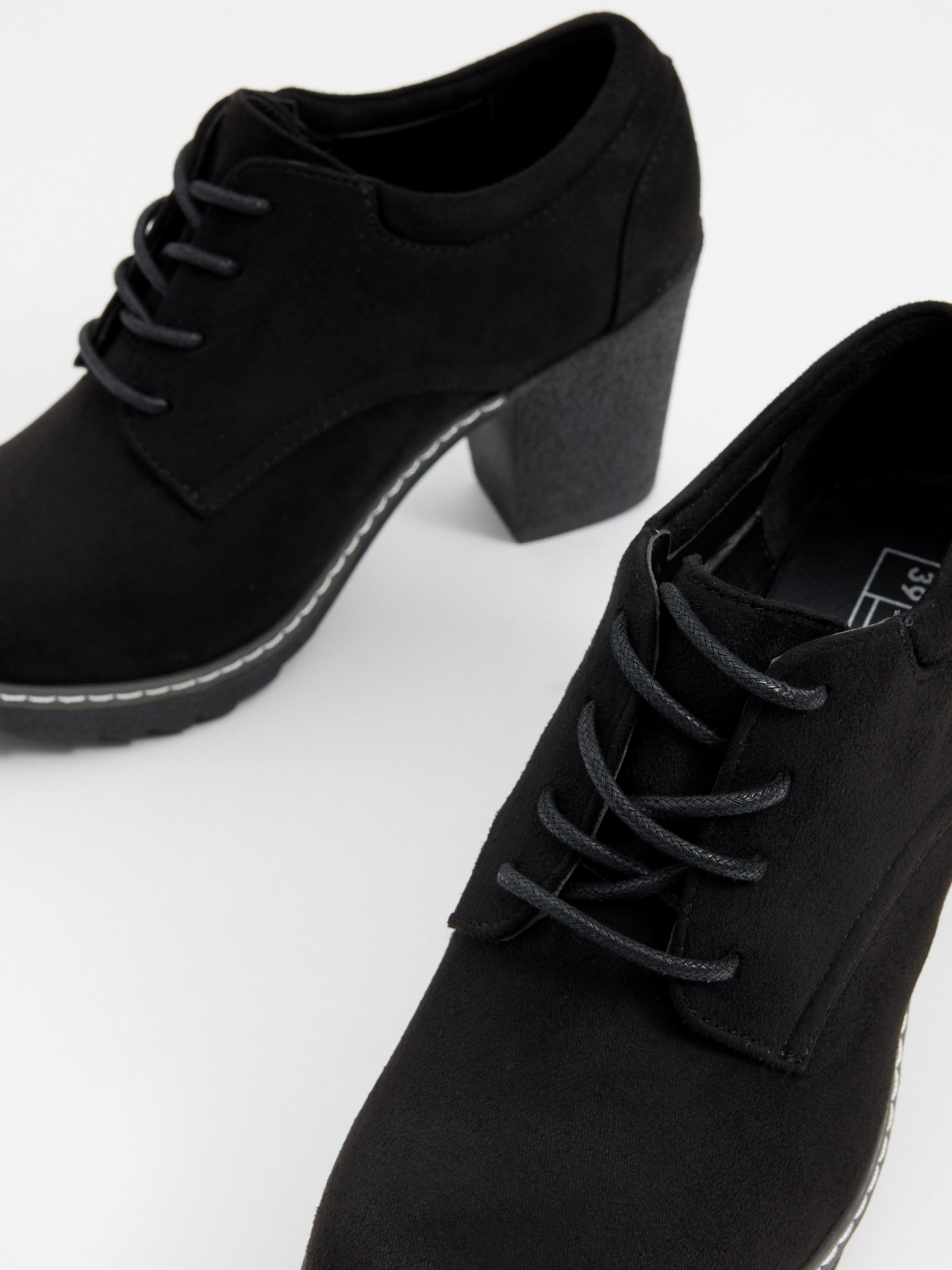Sapato preto de salto alto com cadarço preto